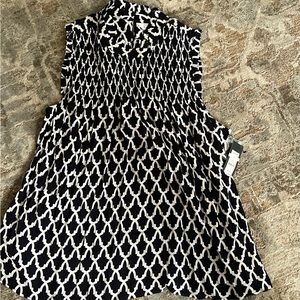 Crown & ivy NWT sleeveless smocked blouse 2X .  Navy and white.
